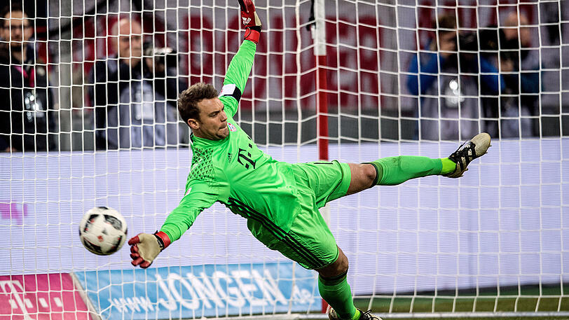 Auf ihn war wieder einmal Verlass: Bayern-Torhüter Manuel Neuer hielt gegen die Fortuna gleich die beiden ersten Elfmeter.