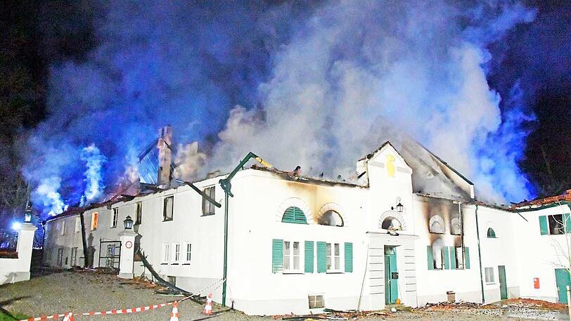 Rund einhundert Einsatzkräfte von neun Feuerwehren waren an den Löscharbeiten beteiligt.