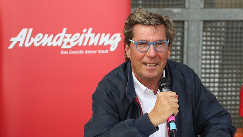 Freizeitkicker-Legende: Schon zum 13. Mal kommentierte Stefan Schneider ein AZ-Cup-Finale – mit Leidenschaft und Humor. Freizeitkicker-Legende: Schon zum 13. Mal kommentierte Stefan Schneider ein AZ-Cup-Finale – mit Leidenschaft und Humor.