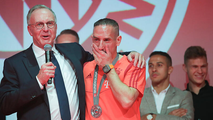 Emotionale Rede: Bayern-Boss Karl-Heinz Rummenigge (l.) und Franck Ribéry, der mit den Tränen kämpfen muss.