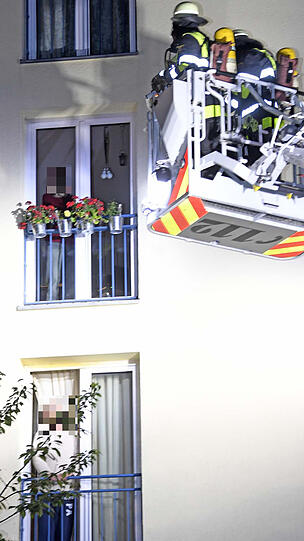 Mindestens drei Menschen wurden bei dem Brand verletzt.