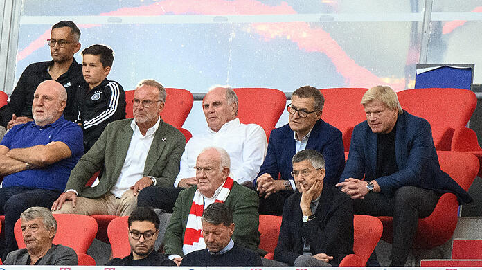 Oliver Kahn (re,) ist raus. Jan-Christian Dreesen, Herbert Haainer, Uli Hoeneß und Karl-Heinz Rummenigge (wieder) drin.