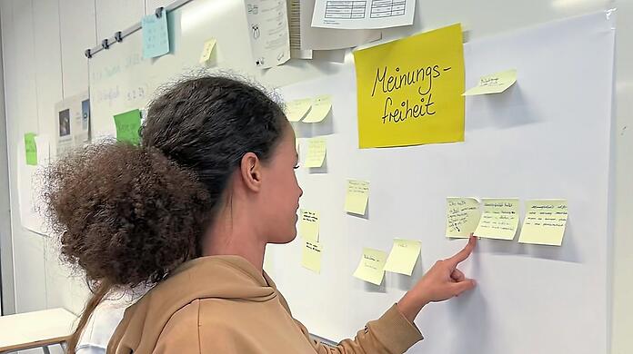 Eine Schülerin der 9. Klasse liest, welche Gedanken ihre Mitschüler zum Thema Meinungsfreiheit haben – und die sind teilweise sehr unterschiedlich.