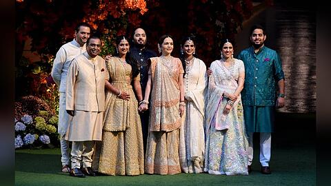 Vorfreude auf die Mega-Feier: Radhika Merchant (3.v.l.) und Anant Ambani (4.v.l.) im Kreise ihrer Familie.