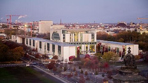 Das Bundeskanzleramt am Morgen, gesehen vom Reichstagsgebäude.