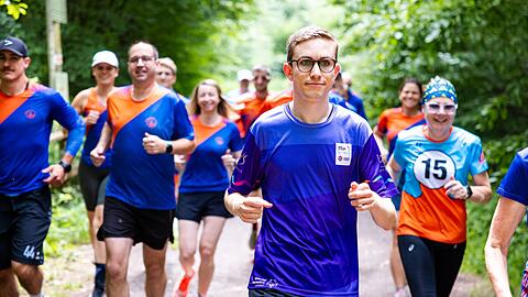 Beim gemeinsamen Training im Wald bereitet sich Fynn (M.) mit anderen L&auml;uferinnen und L&auml;ufern auf die nationalen Spiele der Special Olympics vor.
