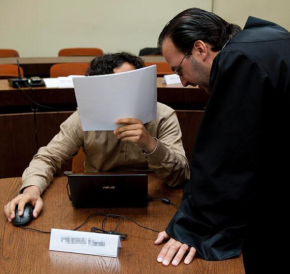 Öffentlichkeitsscheu: Tarek H. (l.) mit seinem Anwalt.
