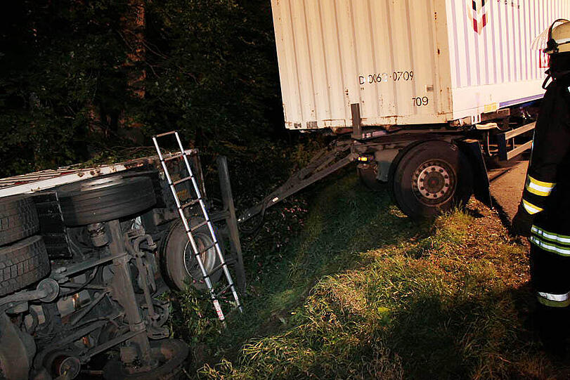 B12 zwischen Maitenbeth und Hohenlinden: Lkw kippt um - Fahrer eingeklemmt - Bayern - Abendzeitung München