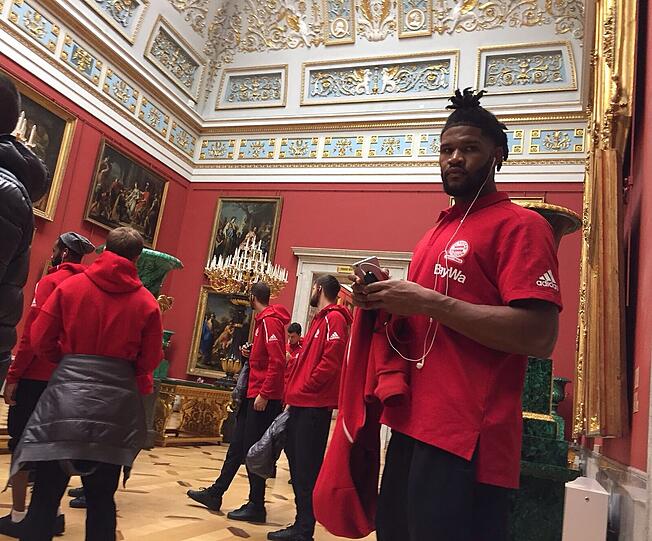 Die Basketballer des FC Bayern bei ihrem Ausflug in die berühmte Eremitage von St. Petersburg, eines der größten und bedeutendsten Kunstmuseen der Welt.