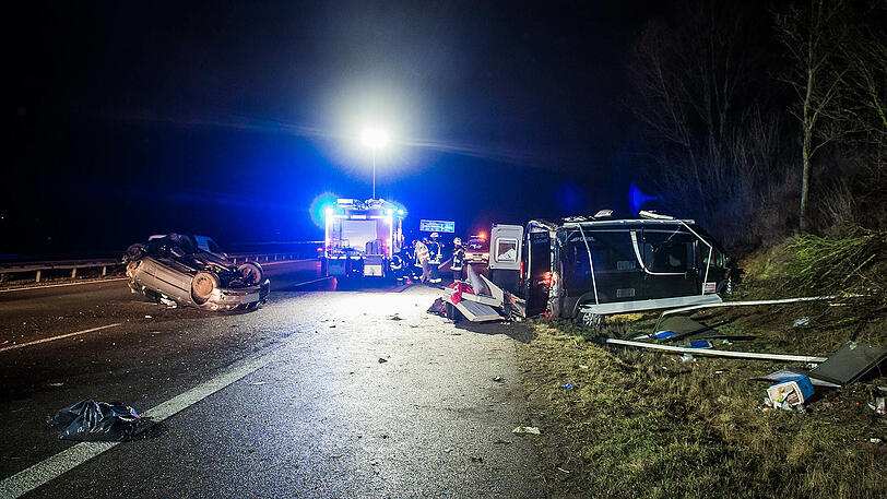 Der Fahrer des Kleintransporters wurde aus seinem Fahrzeug geschleudert und verstarb noch vor Ort. Die Bilder von der A9.