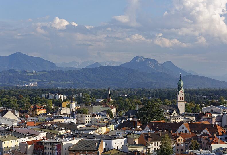 Rosenheim liegt nicht nur wunderbar, dort gibt es auch viele gemeldete Stellen und freilich eine niedrigere Miete als in München.