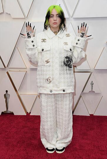 Gedenken an Karl: Billie Eilish in Vintage-Chanel bei den Oscars.