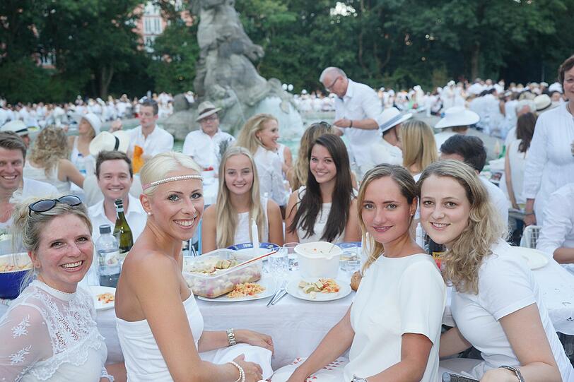 Hunderte versammeln sich ganz in Weiß gekleidet zum gemeinsamen Dîner im Alten Botanischen Garten. Foto: Daniel von Loeper