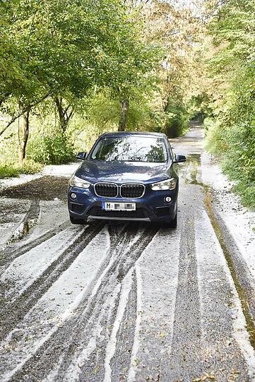 Es handelt sich nicht wirklich um Schnee, aber weiß ist's trotzdem: Ein kurzer aber intensiver Graupelschauer hat in Neuperlach am Dienstagnachmittag Autos und Fahrbahn eingezucker. Die Bilder.