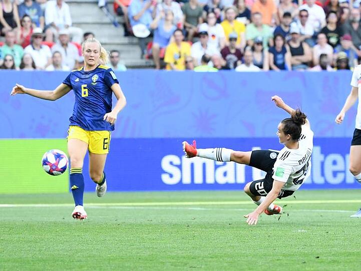 Lina Magull (M) erzielt in der 16. Minute das 1:0 für Deutschland.