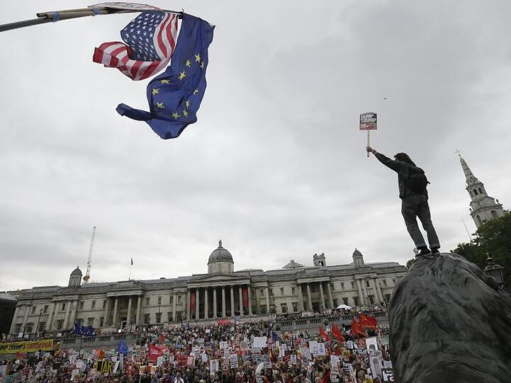 Trumps Staatsbesuch sorgt in Großbritannien für viel Wirbel. Am Trafalgar Square im Zentrum Londons haben sich Hunderttausende zu Protesten versammelt. Millionen Briten hatten eine Petition unterschrieben, um den Besuch Trumps zu verhindern.