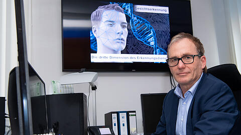 Bernhard Egger, Kriminaldirektor am bayerischen Landeskriminalamt, an seinem Arbeitsplatz. Neben der Analyse von Fingerabdrücken und DNA setzt das LKA auch eine Software zur Gesichtserkennung bei der Ermittlung bei Straftaten ein.