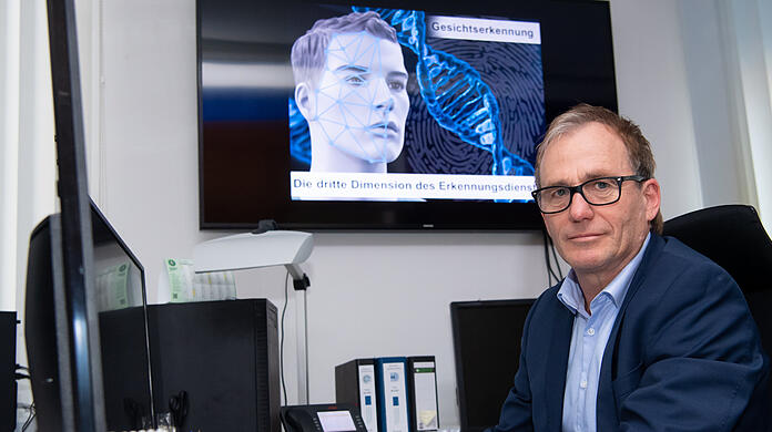 Bernhard Egger, Kriminaldirektor am bayerischen Landeskriminalamt, an seinem Arbeitsplatz. Neben der Analyse von Fingerabdrücken und DNA setzt das LKA auch eine Software zur Gesichtserkennung bei der Ermittlung bei Straftaten ein.