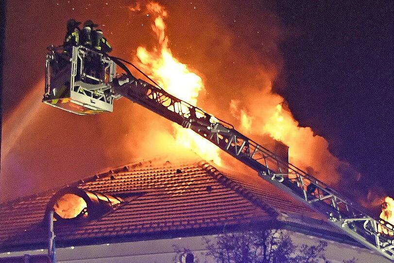 Meterhohe Flammen schlugen aus dem Dach.