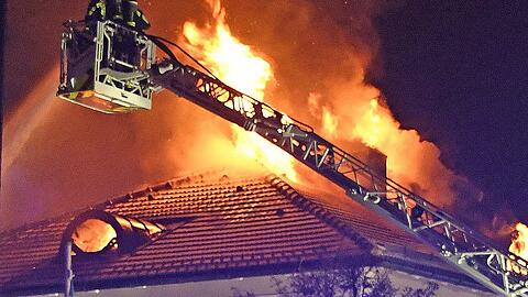 Meterhohe Flammen schlugen aus dem Dach.
