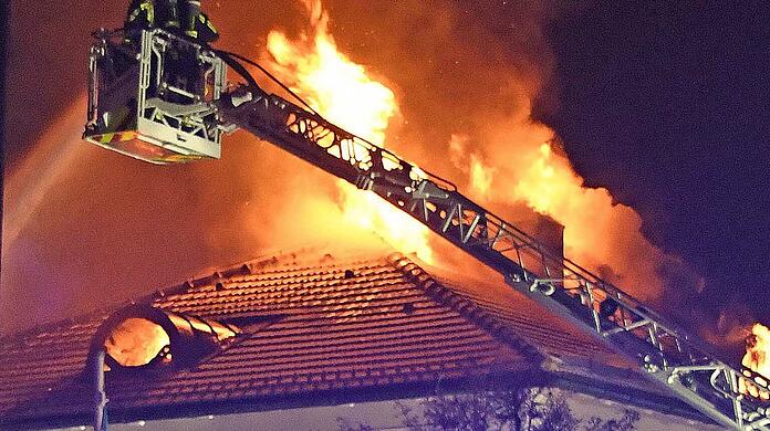 Meterhohe Flammen schlugen aus dem Dach.