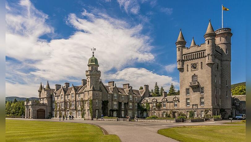Schloss Balmoral ist seit dem Kauf durch Prinz Albert für Königin Victoria im Jahr 1852 im Besitz der Königsfamilie.