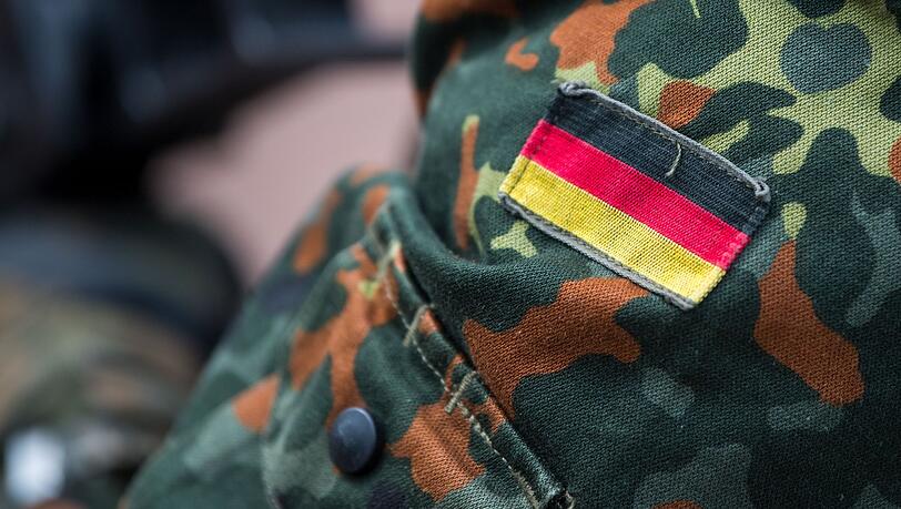 Der angeklagte Ex-Bundeswehrsoldat kämpfte laut eigenen Angaben zuletzt auf Seite der Ukrainer an der Front gegen Russland. Im Februar wurde er in der Ukraine festgenommen und nach Deutschland gebracht. (Symbolbild) Der angeklagte Ex-Bundeswehrsoldat kämpfte laut eigenen Angaben zuletzt auf Seite der Ukrainer an der Front gegen Russland. Im Februar wurde er in der Ukraine festgenommen und nach Deutschland gebracht. (Symbolbild)