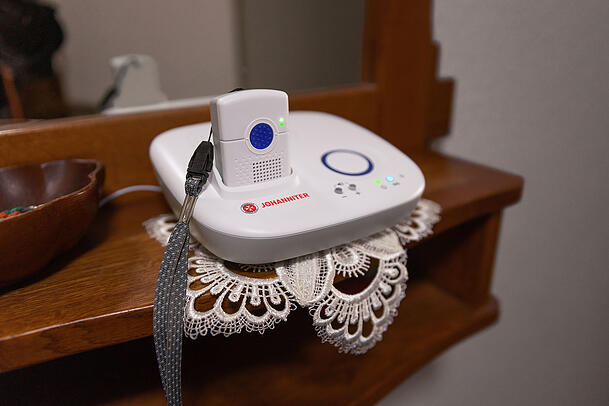 So sieht die Basisstation eines Hausnotrufs mit Mobilger&auml;t aus.