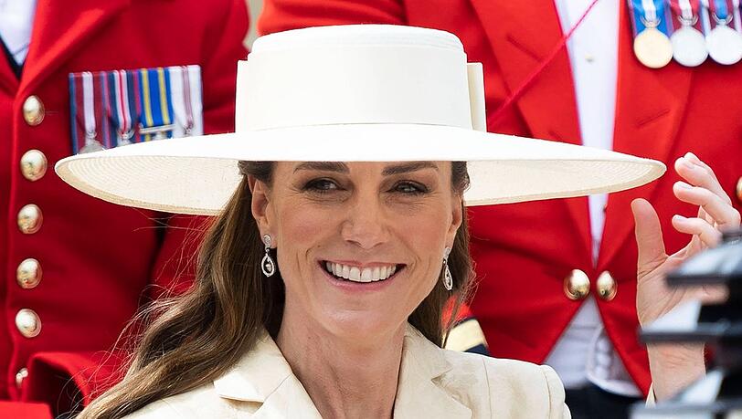 Prinzessin Kate strahlte in Buttergelb - und mit ihren Hochzeitohrringen.