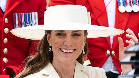 Prinzessin Kate strahlte in Buttergelb - und mit ihren Hochzeitohrringen. Prinzessin Kate strahlte in Buttergelb - und mit ihren Hochzeitohrringen.