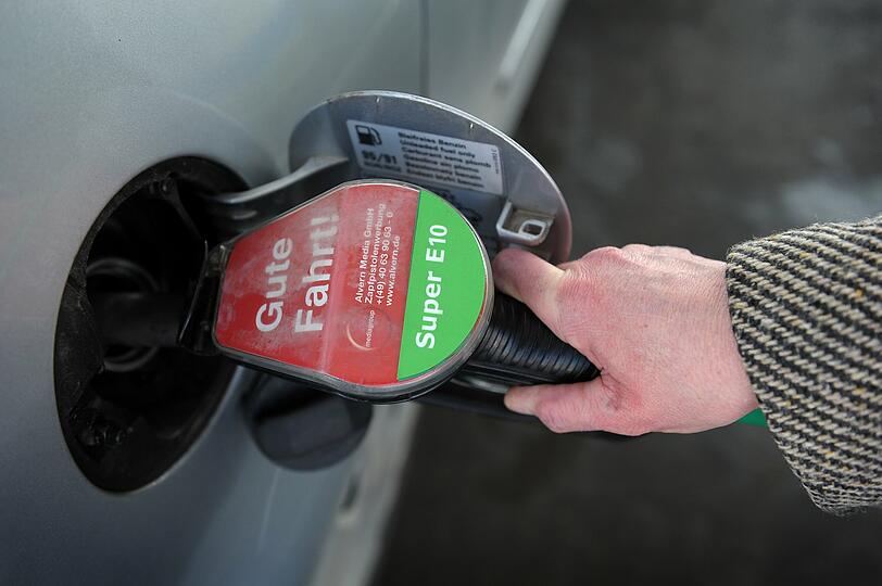 Viele Verbraucher sind verunsichert, ob ihr Auto den Biosprit E10 verträgt. Doch der DAT und der ADAC helfen.