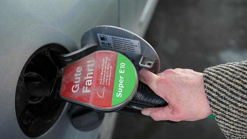 Viele Verbraucher sind verunsichert, ob ihr Auto den Biosprit E10 verträgt. Doch der DAT und der ADAC helfen. Viele Verbraucher sind verunsichert, ob ihr Auto den Biosprit E10 verträgt. Doch der DAT und der ADAC helfen.