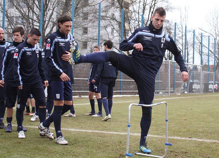 Hoch, das Bein: Guillermo Vallori beim Löwen-Training an der Grünwalder Straße.