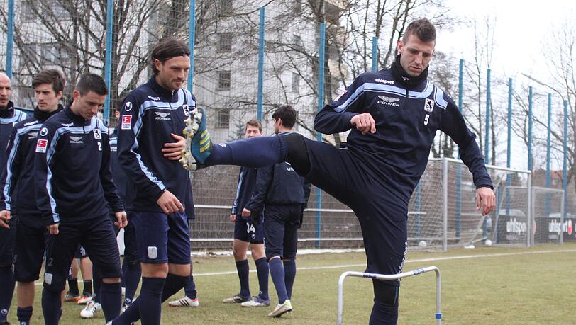 Hoch, das Bein: Guillermo Vallori beim Löwen-Training an der Grünwalder Straße. Hoch, das Bein: Guillermo Vallori beim Löwen-Training an der Grünwalder Straße.