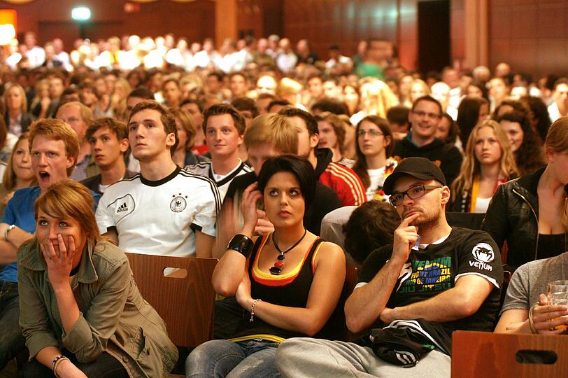Public Viewing am Nockherberg und in dwer Kultfabrik, Basti Schweinsteiger hängt im Foto quer über die Reichenbachssraße, die Bilder vom Fußball-Wahnsinn aus München.