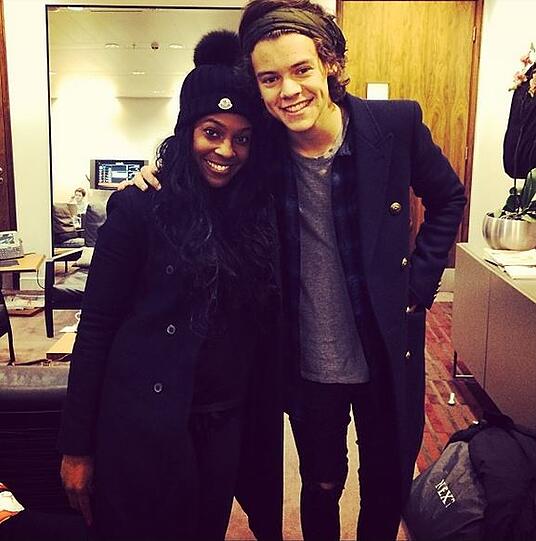 Backstage: Harry Styles mit Rapperin im Arm.
