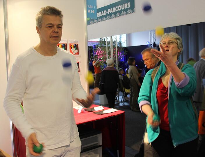 Mit Jonglieren sollen sich Demenz und Alzheimer vorbeugen lassen. Annette D. probiert das Ballwerfen bei der Messe mal aus.