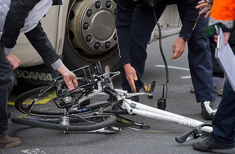 Beim Abbiegen überrollte der LKW eine 69-jährige Fahrradfahrerin. Die Frau starb noch am Unfallort. (Archivbild)