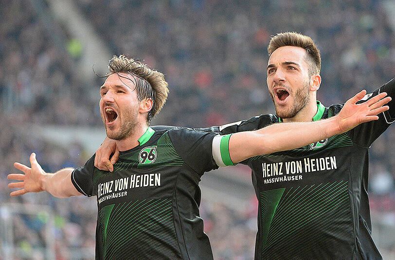 Die Hannoveraner Christian Schulz (links) und Kenan Karaman bejubeln das 2:1 gegen den VfB Stuttgart.