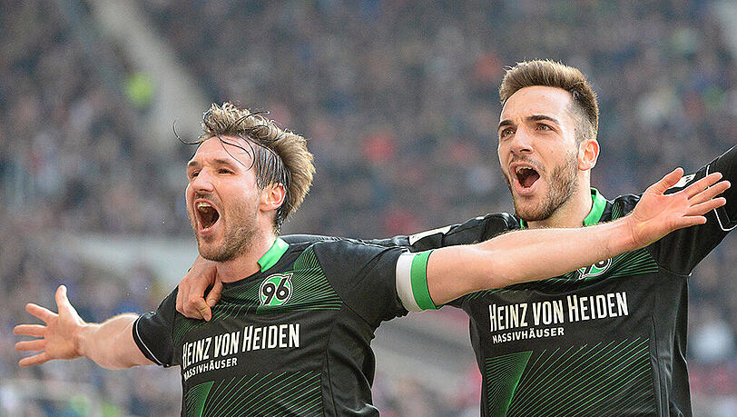 Die Hannoveraner Christian Schulz (links) und Kenan Karaman bejubeln das 2:1 gegen den VfB Stuttgart.