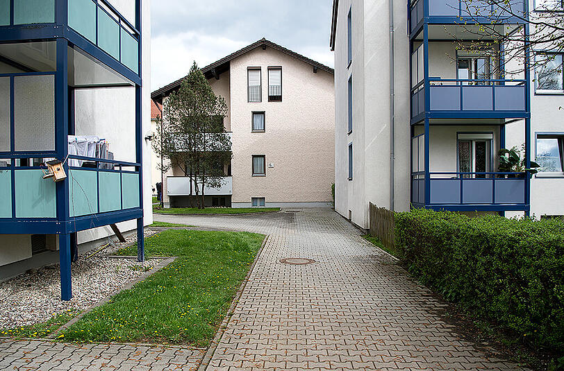 Aus einer Messie-Wohnung in Rosenheim befreiten Polizisten eine eingesperrte 26-Jährige. Die Mutter wollte sich mit einem Sprung ins Treppenhaus das Leben nehmen.