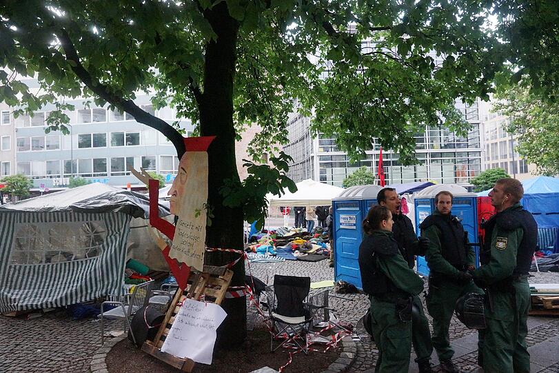 Das Hungerstreik-Camp auf dem Münchner Rindermarkt ist in der Nacht zum Sonntag von der Polizei geräumt worden. Die Bilder.