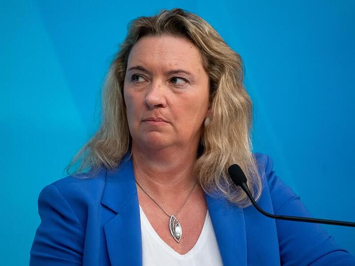 Bayerns Verkehrsministerin Kerstin Schreyer nimmt an einer Pressekonferenz teil. Foto: Sven Hoppe/dpa-POOL/dpa/Archivbild