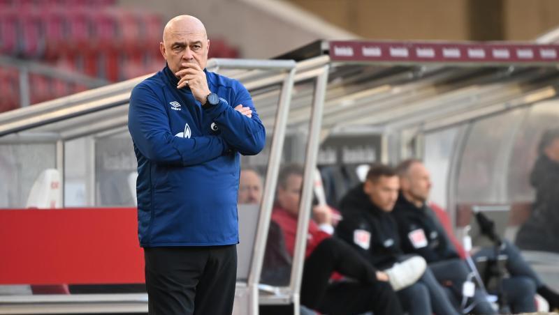 S04-Trainer Christian Gross verfolgt das Spiel - am Ende heißt es aus Schalker Sicht 1:5.