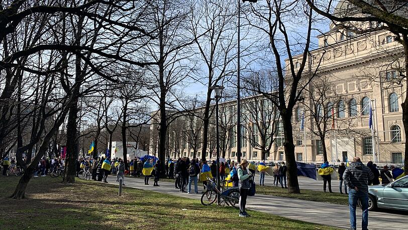 Spontan-Demo am Donnerstagmittag vor der Staatskanzlei. Spontan-Demo am Donnerstagmittag vor der Staatskanzlei.
