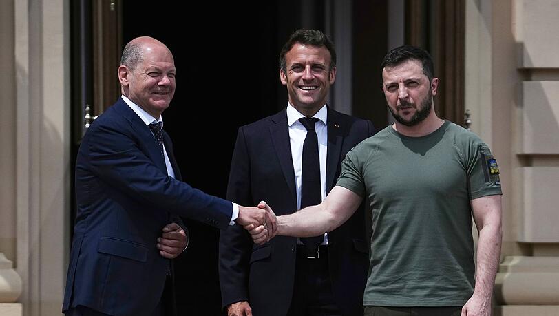 Olaf Scholz (v.l.), Emmanuel Macron und Wolodymyr Selenskyj bei ihrem Treffen im Juni vergangenen Jahres in Kiew.
