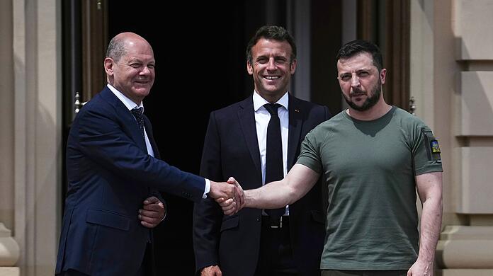 Olaf Scholz (v.l.), Emmanuel Macron und Wolodymyr Selenskyj bei ihrem Treffen im Juni vergangenen Jahres in Kiew.