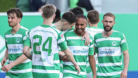 Der Fürther Julian Green (M) jubelt mit seinen Kollegen über seinen Treffer zum 1:0.