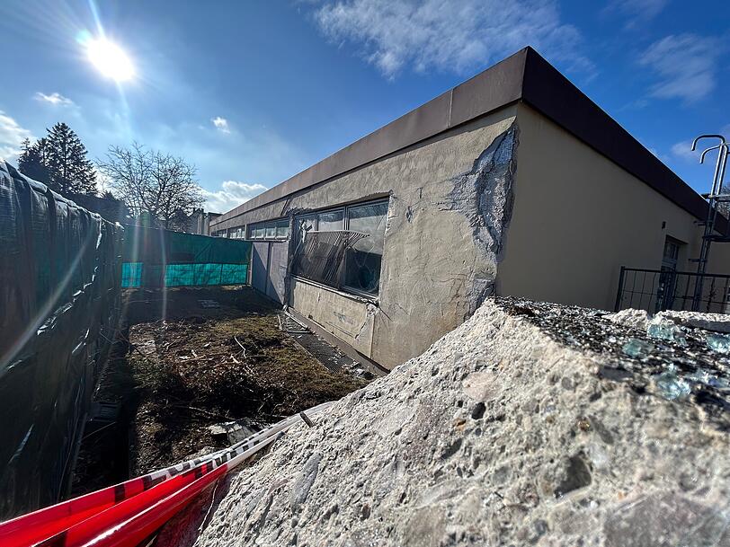 Sonntag, 1. Februar: ein Bild der Zerst&ouml;rung hinter der Plane. Hier kam der Linienbus zum Stehen.