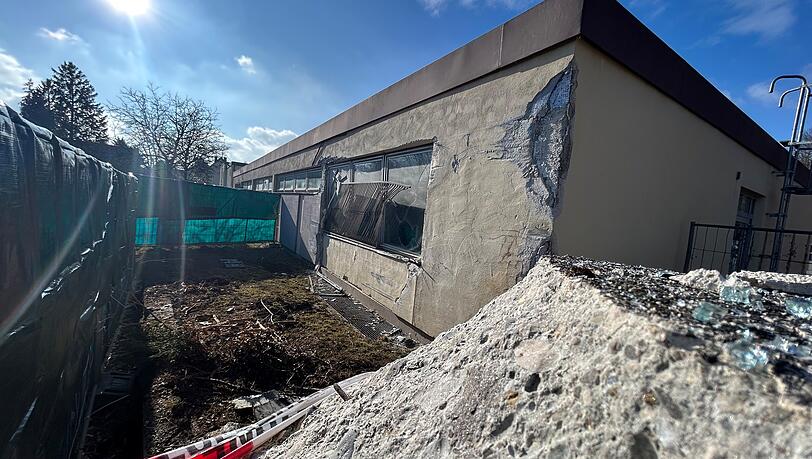 Sonntag, 1. Februar: ein Bild der Zerstörung hinter der Plane. Hier kam der Linienbus zum Stehen. Sonntag, 1. Februar: ein Bild der Zerstörung hinter der Plane. Hier kam der Linienbus zum Stehen.